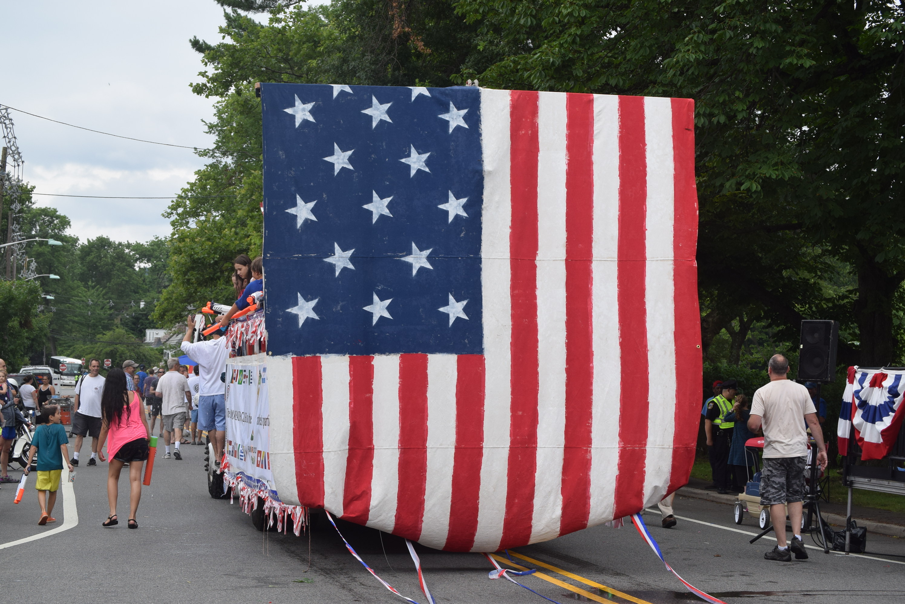 9af0b8c0a96c92b50b52_parade.4th_014.jpg