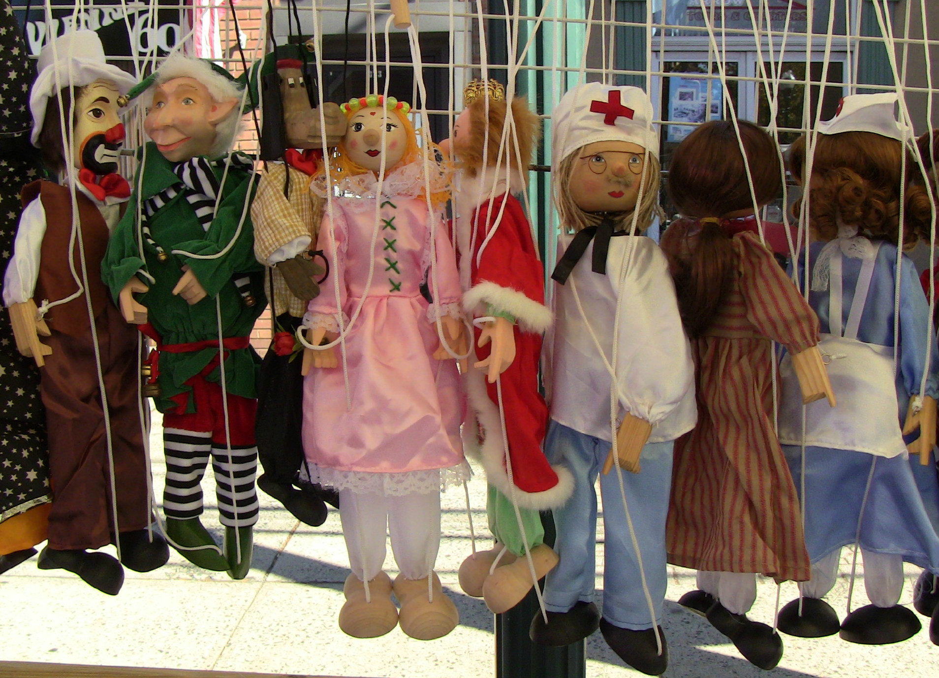 8efb04dd246dd46ecbe3_Marionettes.jpg