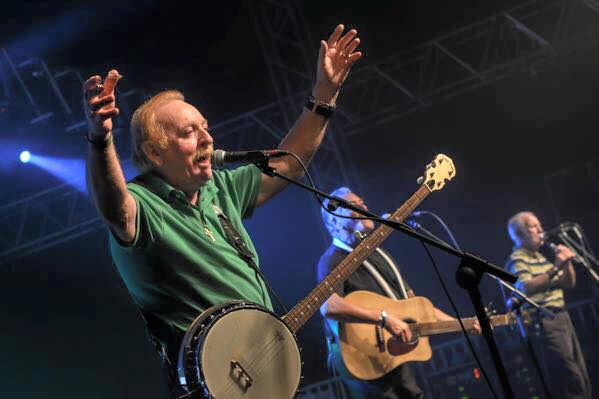 97c9bdf2f63f69617d00_Brian_Warfield_gets_the_crowd_to_sing_along.jpg