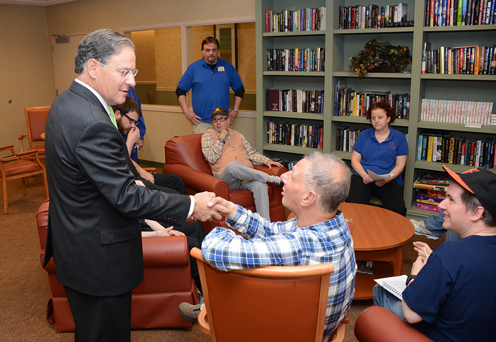 ea87f3b9a895e1da3da2_WEB_Shake_Hands_2.jpg