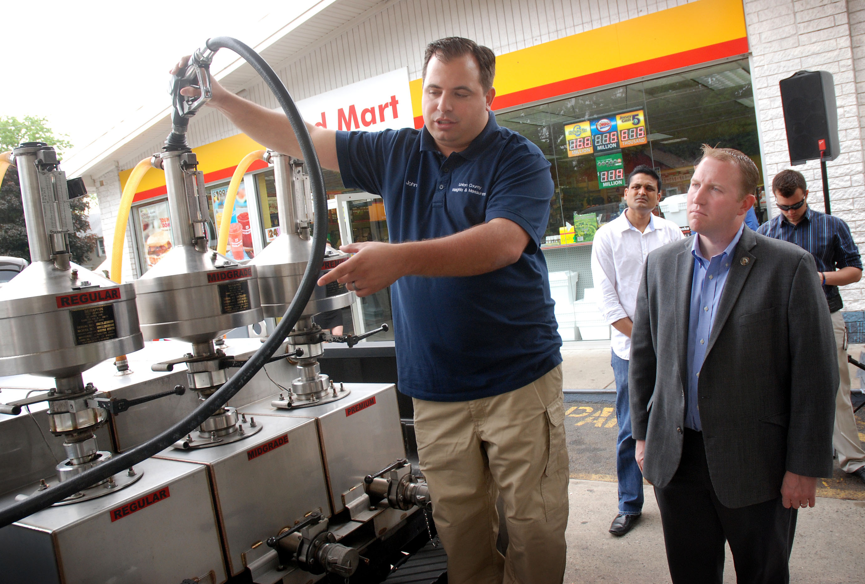 37dbe8004c4f7040f9cb_Gas_Pump_Inspection.jpg