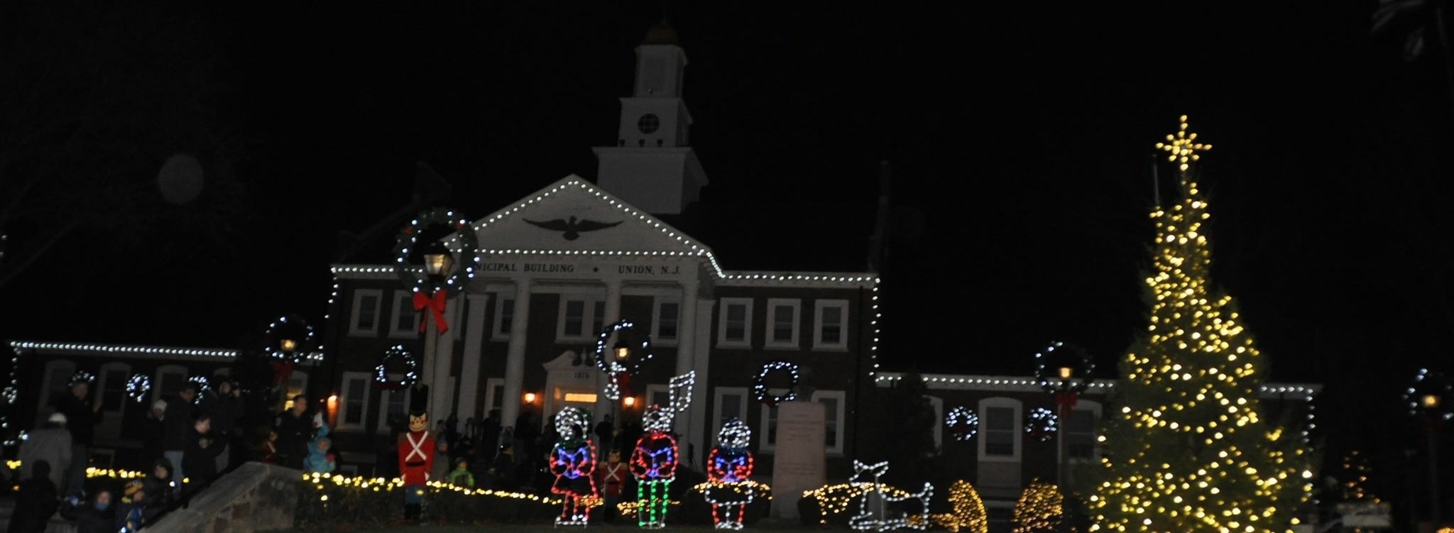 15dd850a18461c499577_tree_lighting_2014.jpg