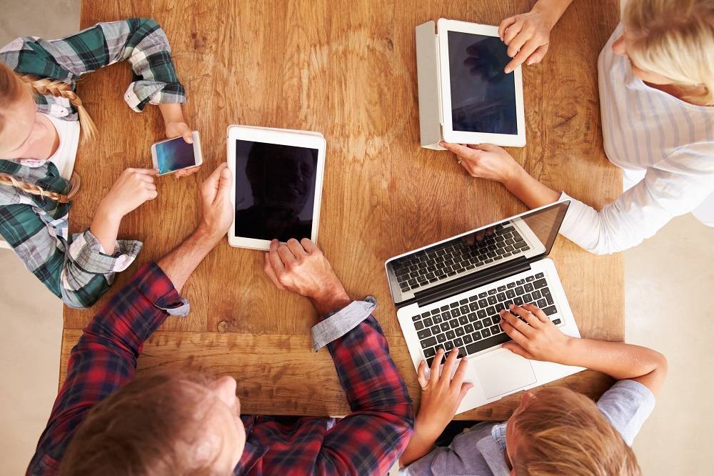 5d6eace35660a2bf7e0a kids with technology