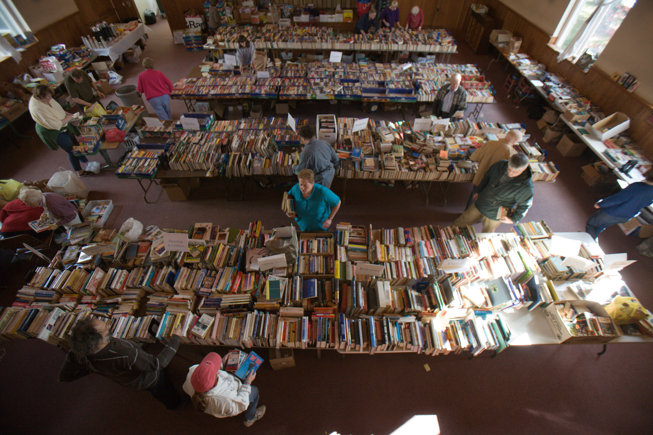 0c17bf0ab54a4babbdcc_giant_book_sale_at_st._paul_s.jpg
