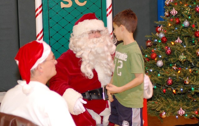 251bb124ad996774558b_summit_christmas_tree_lighting_12-4-11_154.jpg