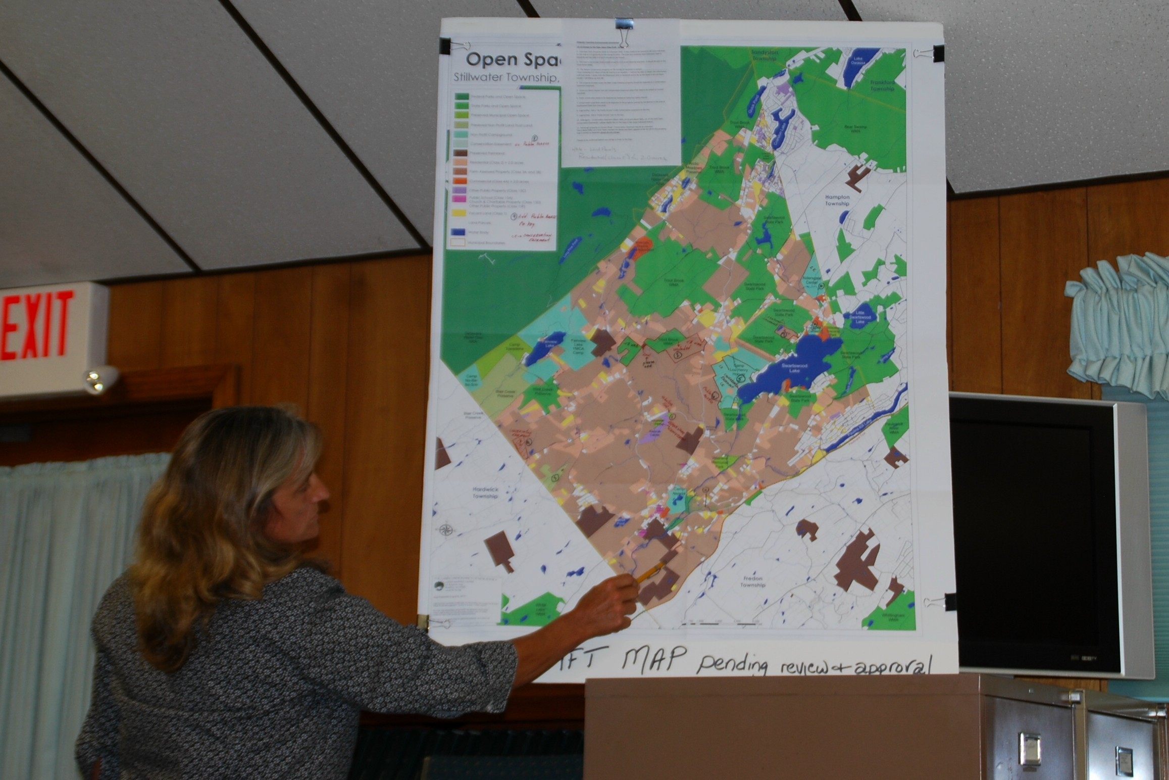 4b9df2f5e259394c3aa2_lisa_and_map.jpg