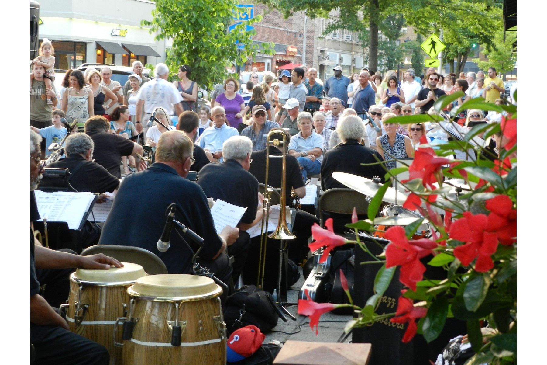 6abc3dd612563c8f6686_jazz_lobsters_entertains_big_crowd.jpg