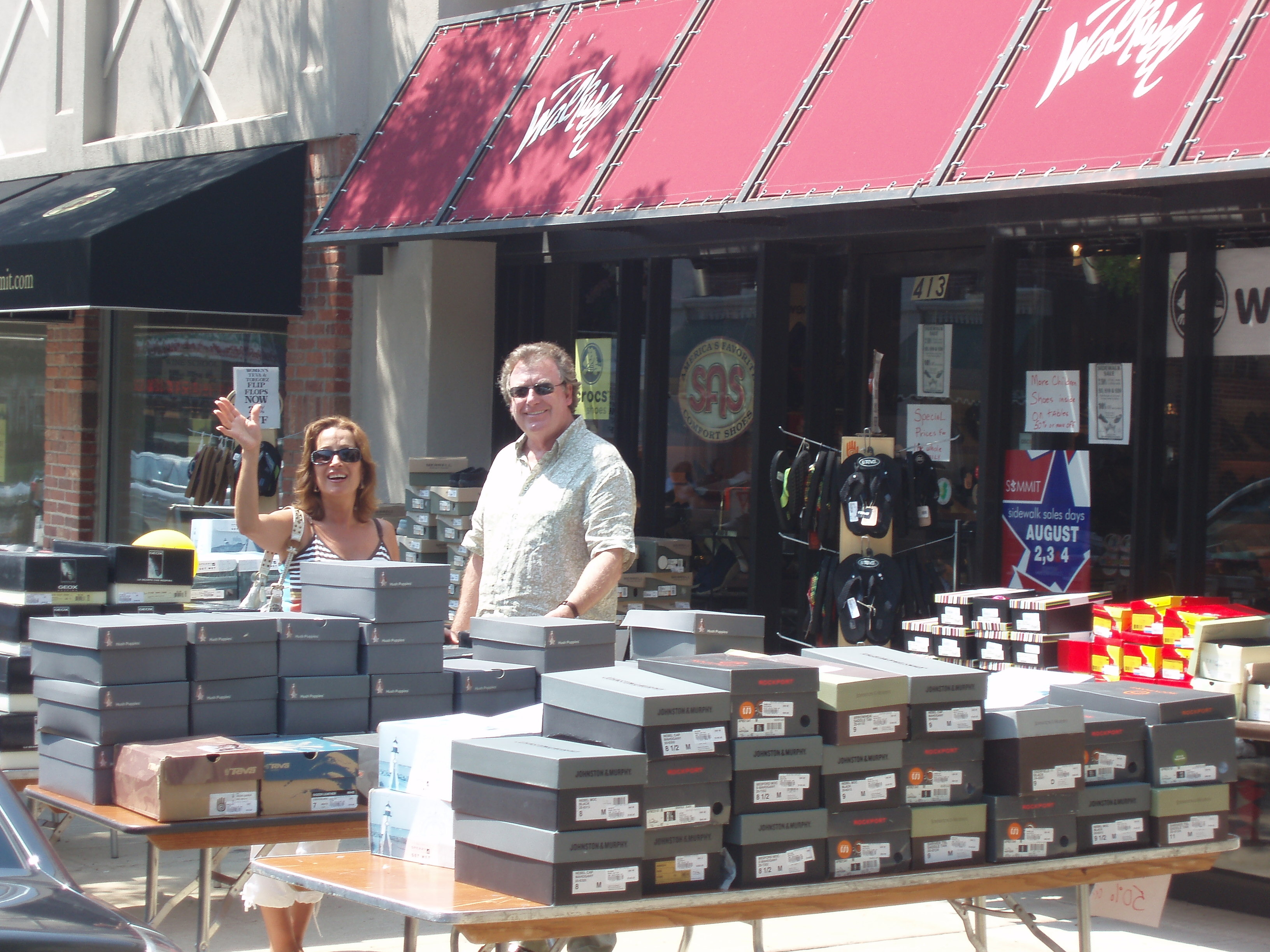 bdd4f77f03f287f738b8_sidewalk_sale_048.jpg