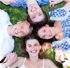 e7636e136b1774aa6276_friendsongrassf.jpg