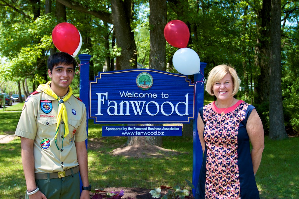 f6253107ee5e37ec1771_achibandani_fanwood_sign_w_mayor_1.png
