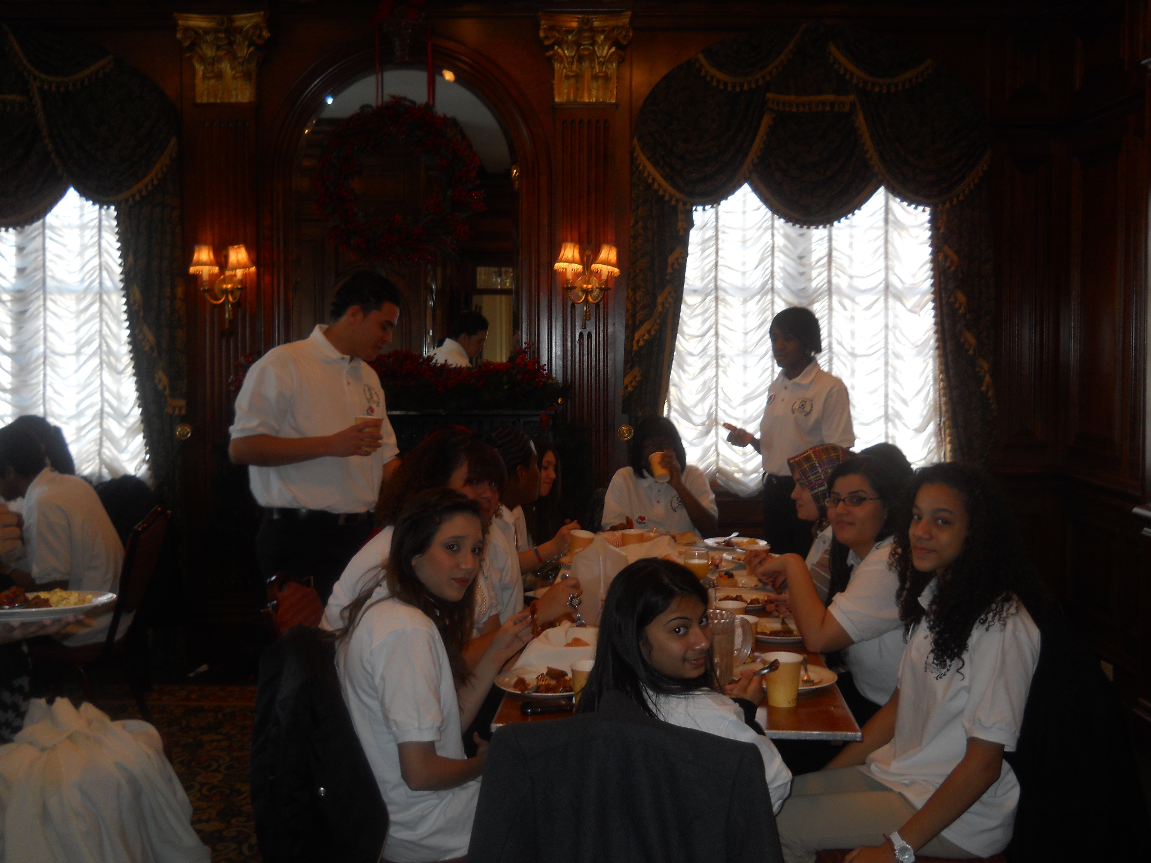 cd133101bd374ab7a755_happy_20bunch_20on_20a_20brunch.jpg